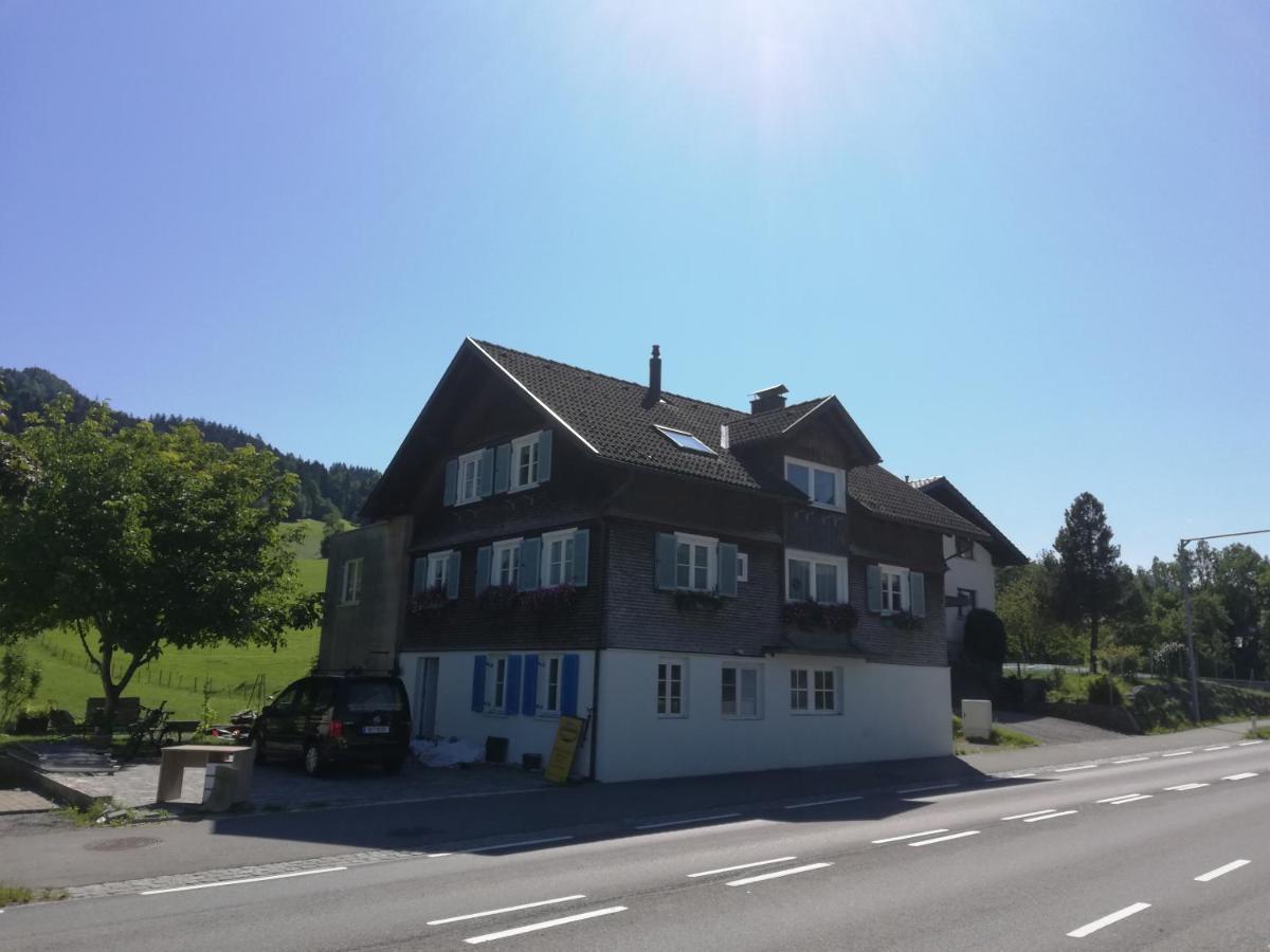Gemütliche Wohnung in Einfamilienhaus Alberschwende Exterior foto